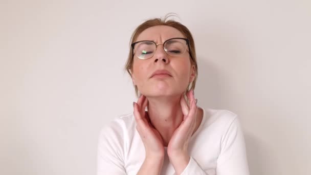 Wanita Muda Melakukan Pemeriksaan Diri Tiroid Konsep Perawatan Kesehatan Dan — Stok Video