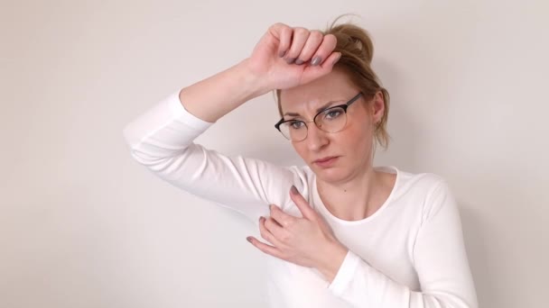 Wanita Muda Cantik Berkacamata Memeriksa Ketiaknya Kelenjar Ketiak Bengkak Benjolan — Stok Video
