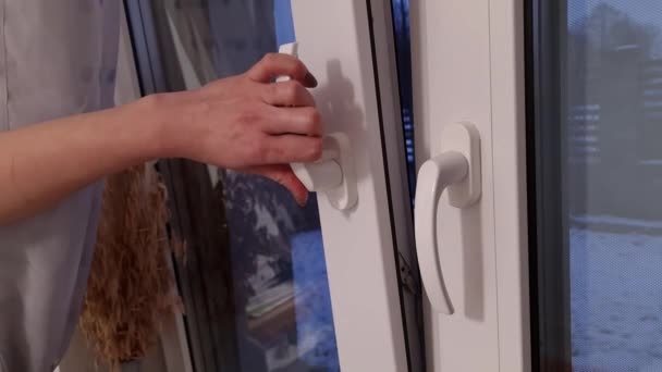 Жінка Закриває Сучасне Вікно Взимку Домашній Інтер Крупним Планом Перегляд — стокове відео