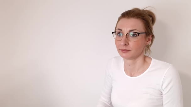 Młoda Kaukaska Kobieta Luźnych Ubraniach Okularach Nieświadoma Zdezorientowana Otwartą Ręką — Wideo stockowe