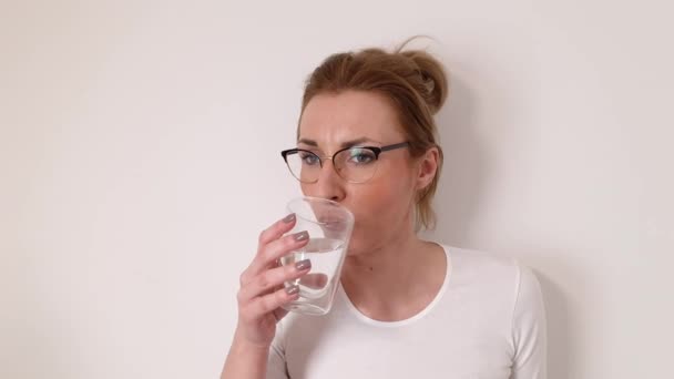 Beautiful Young Woman Eyeglasses Drinking Fresh Glass Water — Stock Video