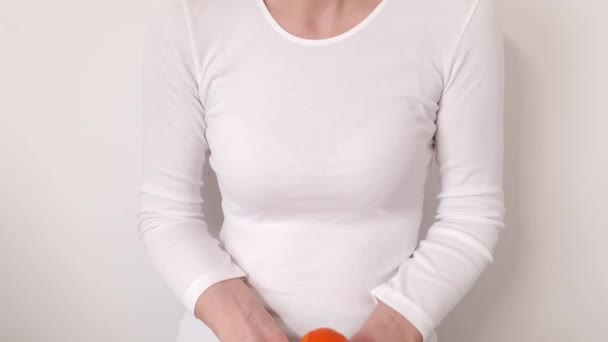 Kvinna Håller Sin Hand Hela Apelsinfrukter Mandarin Friska Mellanmål Livsstil — Stockvideo