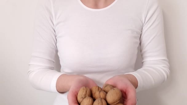 Χέρια Μιας Γυναίκας Που Κρατάει Ολόκληρα Καρύδια Βιολογική Διατροφή Υγιεινός — Αρχείο Βίντεο