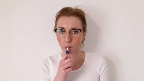 Vrouw Die Elektronische Sigaretten Rookt Met Behulp Van Een Verwarmingstoestel — Stockvideo