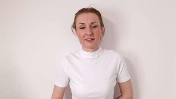 Fiatal Kaukázusi Üzletasszony Fehér Háttérrel Elszigetelve Mosolyogva Felemelve Hüvelykujját Siker — Stock videók