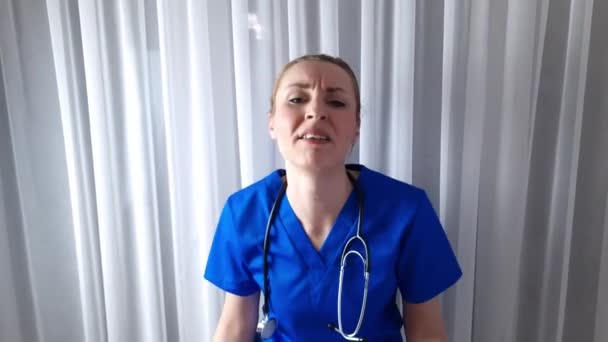 Sopraffatta Isterica Frustrata Giovane Medico Femminile Parlando Mostrando Emozioni Negative — Video Stock