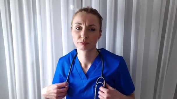 Müde Junge Kaukasische Ärztin Zieht Stethoskop Aus Und Verlässt Arbeitsplatz — Stockvideo