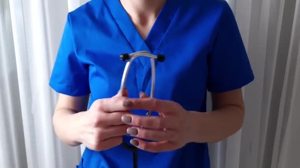 Γυναίκα Γιατρός Τατουάζ Στο Χέρι Που Φοράει Στηθοσκόπιο Ετοιμάζεται Για — Αρχείο Βίντεο