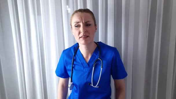 Doctora Joven Pie Hablando Hospital Clínica Concepto Salud Medicina — Vídeos de Stock