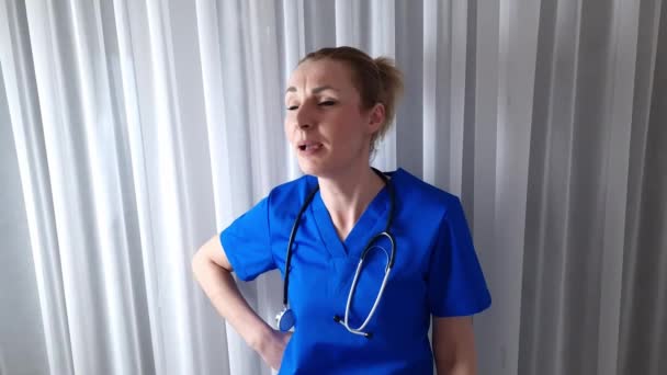 年轻而沮丧的女医生非常情绪化地尖叫着 保健和医药概念 — 图库视频影像