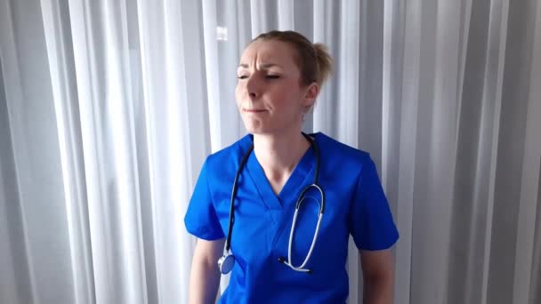 Θλιμμένη Κουρασμένη Στρεσαρισμένη Γιατρός Στο Γραφείο Υγειονομική Περίθαλψη Και Ιατρική — Αρχείο Βίντεο