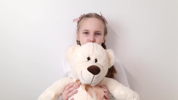 Rapariga Irritada Joga Brinquedo Pelúcia Criança Pequena Mostrando Emoções Negativas — Vídeo de Stock