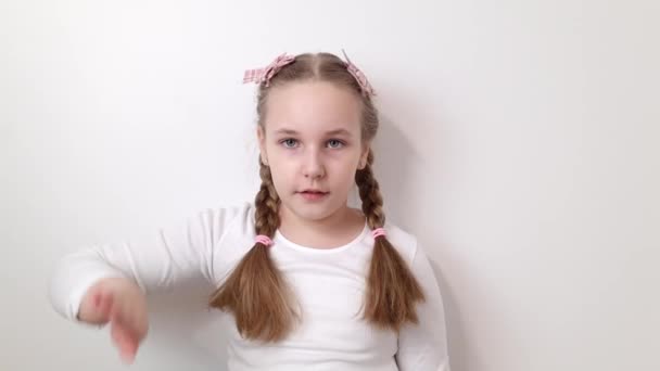 Klein Meisje Met Een Opgeheven Hand Maakt Een Stop Teken — Stockvideo
