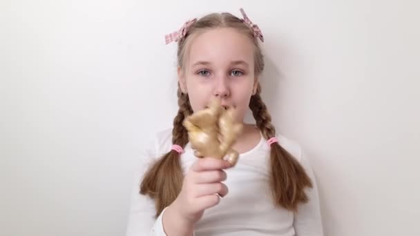 Μικρό Καυκάσιο Κορίτσι Που Κρατάει Ρίζα Τζίντζερ Απομονωμένη Λευκό Φόντο — Αρχείο Βίντεο