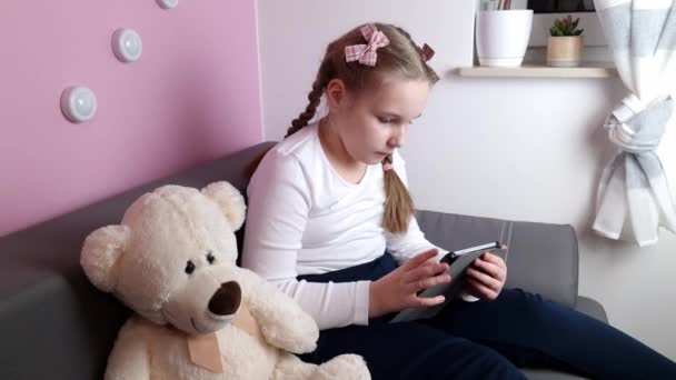 Petite Fille Asseoir Sur Canapé Dans Chambre Des Enfants Moderne — Video