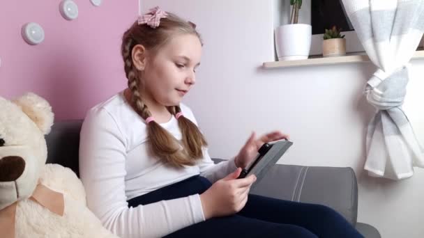 Menina Sentada Sofá Acenando Com Mão Tela Tablet Tecnologia Moderna — Vídeo de Stock