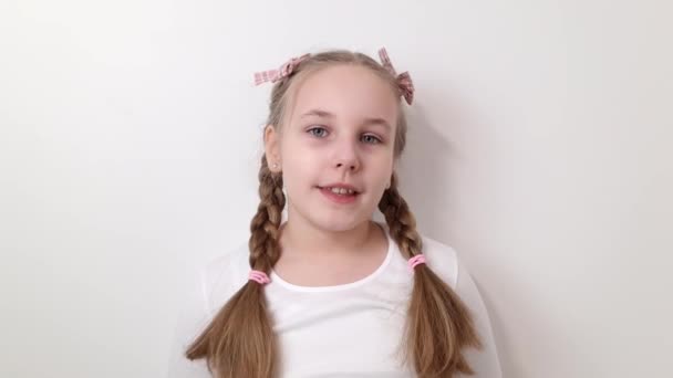 一个快乐微笑的小女孩被白色背景隔离的画像 童装观念 — 图库视频影像