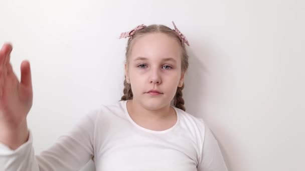 Mała Kaukaska Dziewczynka Robi Gesty Twarzy Czuje Wstyd Żal Powodu — Wideo stockowe