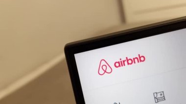 Konskie, Polonya - Nisan 06 2023: Airbnb web sitesi dizüstü bilgisayar ekranında gösterildi