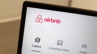 Konskie, Polonya - Nisan 06 2023: Airbnb web sitesi dizüstü bilgisayar ekranında gösterildi