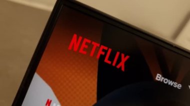 Konskie, Polonya - Nisan 06 2023: Netflix web sitesi dizüstü bilgisayar ekranında gösterildi