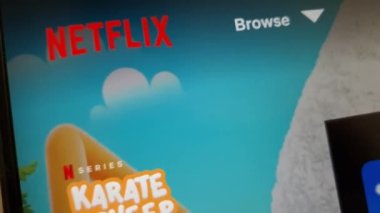 Konskie, Polonya - Nisan 06 2023: Netflix web sitesi dizüstü bilgisayar ekranında gösterildi