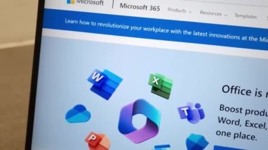 Konskie, Polonya - Nisan 06 2023: Microsoft Office 365 web sitesi dizüstü bilgisayar ekranında gösterildi