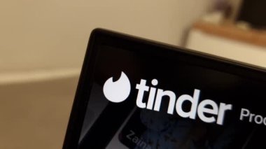 Konskie, Polonya - Nisan 06 2023: Tinder çevrimiçi flört uygulaması web sitesi dizüstü bilgisayar ekranında gösterildi