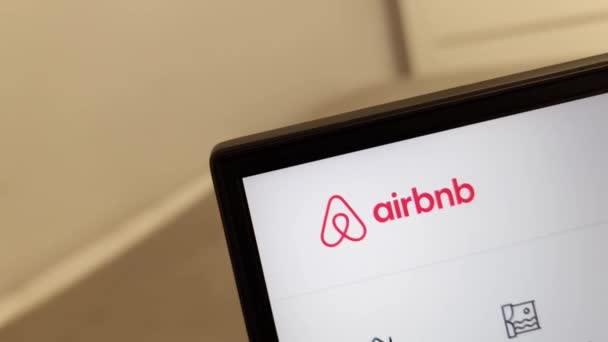 Konskie Polandia April 2023 Situs Web Airbnb Yang Ditampilkan Pada — Stok Video