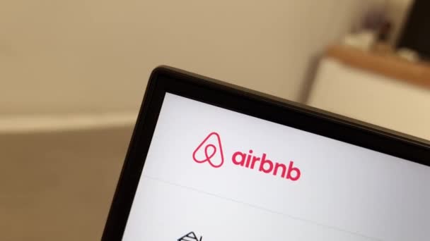 Konskie โปแลนด เมษายน 2023 บไซต Airbnb แสดงบนหน าจอคอมพ วเตอร — วีดีโอสต็อก
