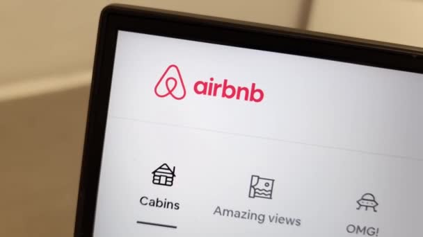 Konskie Polonya Nisan 2023 Airbnb Web Sitesi Dizüstü Bilgisayar Ekranında — Stok video