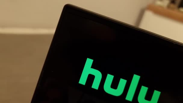 Konskie โปแลนด เมษายน 2023 บไซต Hulu แสดงบนหน าจอคอมพ วเตอร — วีดีโอสต็อก