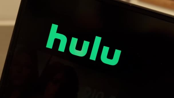 Konskie โปแลนด เมษายน 2023 บไซต Hulu แสดงบนหน าจอคอมพ วเตอร — วีดีโอสต็อก
