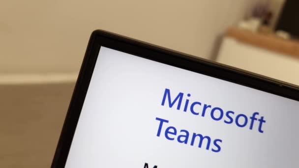 Konskie Polen April 2023 Microsoft Teams Platform Website Weergegeven Laptop — Stockvideo