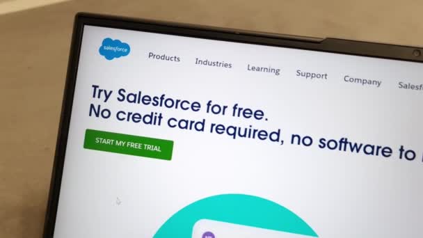 Konskie โปแลนด เมษายน 2023 บไซต ของบร ทซอฟต แวร Salesforce แสดงบนหน — วีดีโอสต็อก