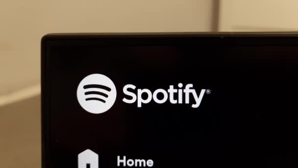 Konskie Polen April 2023 Spotify Audio Streaming Web Vist Laptop – stockvideo