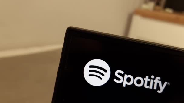 Konskie โปแลนด เมษายน 2023 Spotify บไซต สตร งเส ยงท แสดงบนหน — วีดีโอสต็อก