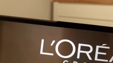 Konskie, Polonya - 08 Nisan 2023: Loreal kişisel bakım şirketi web sitesi dizüstü bilgisayar ekranında gösterildi