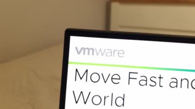 Konskie, Polonya - 08 Nisan 2023: VMware teknoloji şirketi web sitesi dizüstü bilgisayar ekranında gösterildi