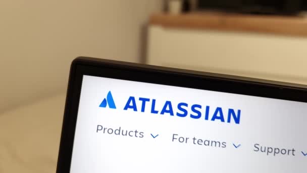 Konskie Poland Квітня 2023 Сайт Компанії Atlassian Екрані Ноутбука — стокове відео