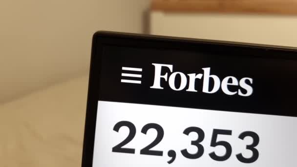 Konskie Polonya Nisan 2023 Forbes Dergisi Web Sitesi Dizüstü Bilgisayar — Stok video