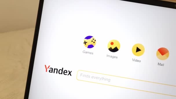Konskie ポーランド 2023年4月8日 Yandexの検索エンジンウェブサイトがノートパソコンのコンピュータ画面に表示されます — ストック動画