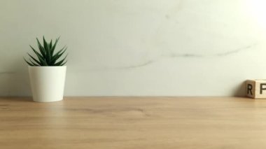 Tahta bloklardan kelime fiyatları. İş, finans ve pazarlama kavramı