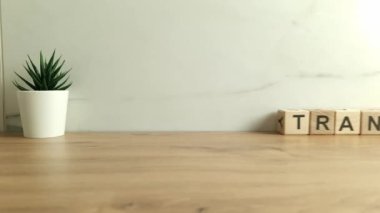Masadaki tahta bloklardan kelime geçişi, geliştirme kavramı