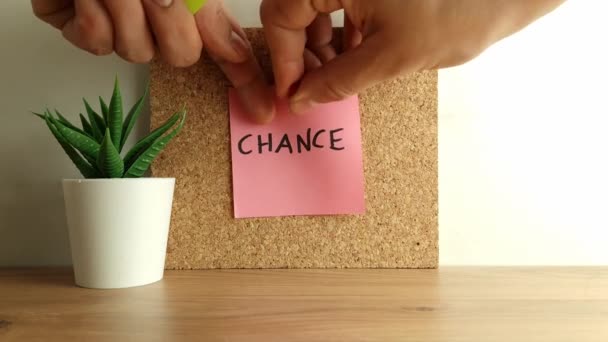 Podnikatel Nahrazuje Papírovou Poznámku Slovem Šance Změnu Kariérní Růst Osobní — Stock video