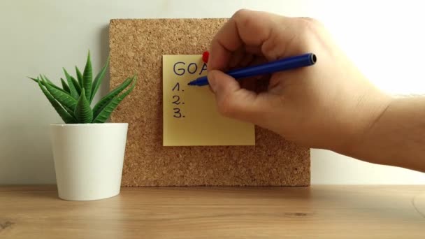 Tujuan Tulisan Tangan Businessman Berbahagialah Pada Catatan Kertas Yang Disematkan — Stok Video
