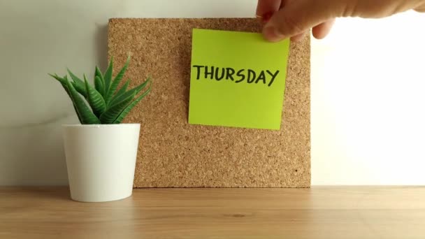 Paper Note Word Thursday Cork Bulletin Board Happy Thursday Concept — Stock Video