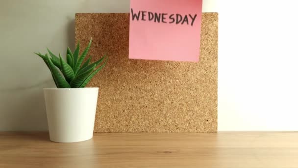 コルク掲示板で水曜日の単語と紙のノート 幸せな水曜日のコンセプト — ストック動画