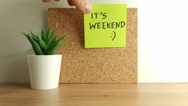 Notatka Papierowa Tekstem Jest Weekend Tablicy Ogłoszeń Korkowych Szczęśliwego Weekendu — Wideo stockowe
