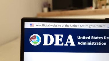 Konskie, Polonya - 13 Nisan 2023: ABD Uyuşturucu Uygulama Dairesi İnternet sitesi dizüstü bilgisayar ekranında sergilendi